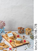 Organic homemade granola bars on rustic marble stone kitchen countertop. Стоковое фото, агентство Ingram Publishing / Фотобанк Лори