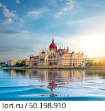 Sun over Parliament in Budapest at sunset, Hungary. Стоковое фото, агентство Ingram Publishing / Фотобанк Лори