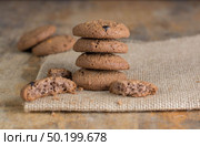 Chocolate cookies on linen fabric . Стоковое фото, агентство Ingram Publishing / Фотобанк Лори