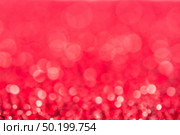 Red bokeh holiday textured Christmas decorations background. Стоковое фото, агентство Ingram Publishing / Фотобанк Лори