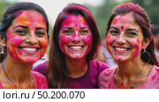 AI Generative Woman in a splash of multicolored holi paint, Indian holiday spring festival. Стоковое AI-видео, аниматор Spirit River / Фотобанк Лори