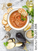 Eggplant hummus with ingredients for cooking. Traditional vegan arabic aubergine appetizer. Baba Ghanoush. Стоковое фото, агентство Ingram Publishing / Фотобанк Лори