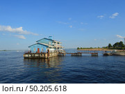 Старая деревянная  пристань с надстройкой  на Волге, напротив Казани летом, в солнечный день. Стоковое фото, фотограф Клавдия Васильева / Фотобанк Лори