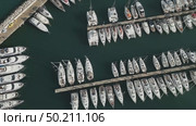 Top view on yacht boats in marina (2023 год). Стоковое видео, видеограф Михаил Коханчиков / Фотобанк Лори