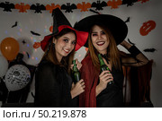 Group of young adult and teenager people celebrating a Halloween party carnival Festival in Halloween costumes drinking alcohol beer. Стоковое фото, агентство Ingram Publishing / Фотобанк Лори
