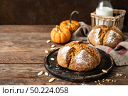 Pumpkin bread. Homemade wholemeal rye yeast-free bread with pumpkins. Стоковое фото, агентство Ingram Publishing / Фотобанк Лори