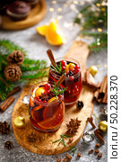 Christmas mulled wine. Traditional Xmas festive drink with decorations and fir tree. Стоковое фото, агентство Ingram Publishing / Фотобанк Лори