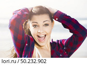 Portrtait of a happy girl at the beach smilling . Стоковое фото, агентство Ingram Publishing / Фотобанк Лори