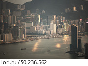 Hong Kong, China - August, 2019: bird’s eye view of Hong Kong at dusk. Стоковое фото, агентство Ingram Publishing / Фотобанк Лори