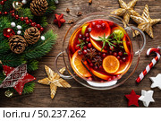 Christmas punch. Festive red hot toddy cocktail, drink with cranberries and citrus fruits. Стоковое фото, агентство Ingram Publishing / Фотобанк Лори