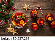 Christmas punch. Festive red hot toddy cocktail, drink with cranberries and citrus fruits. Стоковое фото, агентство Ingram Publishing / Фотобанк Лори