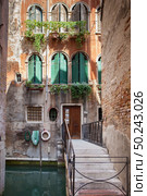 Beautiful view of traditional Venetian buildings. Venice, Italy, Europe. Classical building in ancient Venice, Italy.. Venetian buildings in Italy. Стоковое фото, агентство Ingram Publishing / Фотобанк Лори