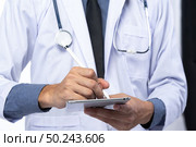 Doctors use tablets to analyze treatment outcomes and study medical science. Стоковое фото, агентство Ingram Publishing / Фотобанк Лори