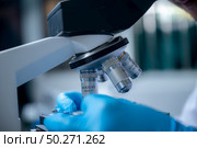 Researchers are inventing anti-virus drugs,COVID-19 anti-virus. Стоковое фото, агентство Ingram Publishing / Фотобанк Лори