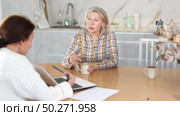 Real estate agent consulting elderly woman in home interior. Стоковое видео, видеограф Яков Филимонов / Фотобанк Лори