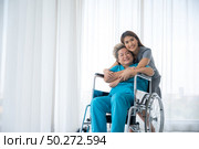 The daughter came to visit the sick mother in the hospital. Стоковое фото, агентство Ingram Publishing / Фотобанк Лори