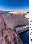 Glen Canyon Dam with Lake Powell in the Desert rural area of Page city Arizona, United States. USA Landmark environmental water resources reservoir and electricity concept. Стоковое фото, агентство Ingram Publishing / Фотобанк Лори