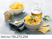 Homemade chickpea hummus with chips. Стоковое фото, агентство Ingram Publishing / Фотобанк Лори