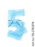 Figure 5, five handmade from medical antibacterial protective blue face masks on a white background, copy space. Creative typeface for making up new numerical information.. Number five made from protective medical masks on a white background. Стоковое фото, агентство Ingram Publishing / Фотобанк Лори