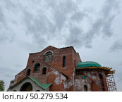 Строящееся здание, храм. Высол на кирпичной стене. Building under construction, temple. Efflorescence on a brick wall. Редакционное фото, фотограф Александр Рыбалка / Фотобанк Лори