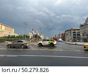 Россия, Москва. Вид от Детского мира на Лубянскую площадь и улицу Новая площадь. Автомобили, Ситидрайв. Июнь 2025 г.Russia, Moscow. View from the Children's World to Lubyanka Square and Novaya Ploshchad Street. Cars and Citydrive. June 2025. Редакционное фото, фотограф Александр Рыбалка / Фотобанк Лори