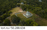 Aerial Of Mayan Observatory El Caracol At Chichen Itza. Стоковое видео, видеограф Поскребышев Михаил / Фотобанк Лори