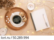 Back to life, goal list concept. Woman's hand writing in empty notebook on wooden table. Resolutions, plan, goals, checklist, idea concept. Top view, flat lay, copy space. 2022. Christmas, New Year. Стоковое фото, фотограф Марина Демидюк / Фотобанк Лори