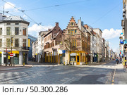 Cityscape of Meir shopping street road in Antwerp downtown in Belgium with tram track. EU Begium city landmark and shopping center for tourism and travel destination concept. Стоковое фото, агентство Ingram Publishing / Фотобанк Лори