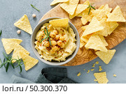 Homemade chickpea hummus with chips. Стоковое фото, агентство Ingram Publishing / Фотобанк Лори