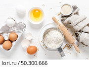 Baking homemade bread on white kitchen worktop with ingredients for cooking, culinary background, copy space, overhead view. Стоковое фото, агентство Ingram Publishing / Фотобанк Лори