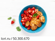 Pancake cereal, mini pancakes with fresh strawberry in a bowl with maple syrup. Стоковое фото, агентство Ingram Publishing / Фотобанк Лори
