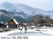 Winter and snow Landscape of Shirakawago  in Gifu Japan. Shirakawako is a ancient and traditional village with a gassho-zukuri style building. Japan landmark and tourism concept. Стоковое фото, агентство Ingram Publishing / Фотобанк Лори