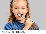 Happy little girl brushing her teeth. Стоковое фото, агентство Ingram Publishing / Фотобанк Лори