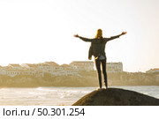 Woman with arms raised enjoying the view . Стоковое фото, агентство Ingram Publishing / Фотобанк Лори