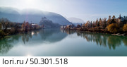 Amazing tranquil autumn landscape with smooth water surface of Inn river before beautiful view of Kufstein Fortress and boardwalk along river. Kufstein, Austria.. Panoramic view on smooth surface of river before Kufstein Fortress, Austria. Стоковое фото, агентство Ingram Publishing / Фотобанк Лори