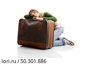 Beautiful young woman with old leather suitcases. Стоковое фото, агентство Ingram Publishing / Фотобанк Лори
