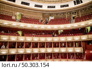 View of the interior of the Vienna State Opera auditorium with the audience on balconies before starting performance in Vienna, Austria.. Interior of the Vienna State Opera auditorium with the audience. Стоковое фото, агентство Ingram Publishing / Фотобанк Лори