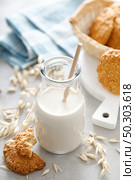 Oat milk. Delicious and healthy vegetarian alternative milk drink. Non-dairy milk. Стоковое фото, агентство Ingram Publishing / Фотобанк Лори