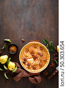 Pear tart, pie or cake with fresh pears, cinnamon and pecan nuts. Стоковое фото, агентство Ingram Publishing / Фотобанк Лори