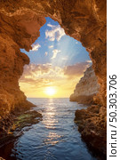 Inside of mainsail. Beautiful nature grotto seascape composition. Стоковое фото, агентство Ingram Publishing / Фотобанк Лори