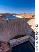 Glen Canyon Dam with Lake Powell in the Desert rural area of Page city Arizona, United States. USA Landmark environmental water resources reservoir and electricity concept. Стоковое фото, агентство Ingram Publishing / Фотобанк Лори