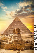 Great sphinx and pyramid under bright sun. Great sphinx and pyramid. Стоковое фото, агентство Ingram Publishing / Фотобанк Лори