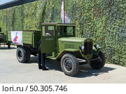 Старый автомобиль ЗИС-5В, военная реконструкция, Сталинградская битва. Волгоград, набережная реки Волга, Россия. (2021 год). Редакционное фото, фотограф Андрей Цыганков / Фотобанк Лори
