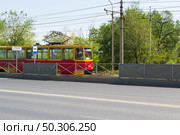 Трамвай 71-605 (КТМ-5) на Проспекте Металлургов, остановка с защитным ограждением для безопасности пассажиров. Волжский, Волгоградская область, Россия. (2023 год). Редакционное фото, фотограф Андрей Цыганков / Фотобанк Лори