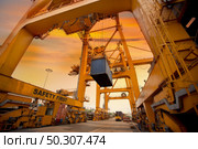 container operation in port series. Стоковое фото, агентство Ingram Publishing / Фотобанк Лори