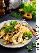 Potato fried with champignon mushrooms . Стоковое фото, агентство Ingram Publishing / Фотобанк Лори