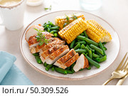 Chicken breast roasted with green beans, corncobs and gravy for lunch. Стоковое фото, агентство Ingram Publishing / Фотобанк Лори