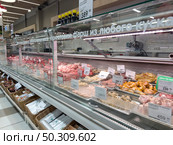 A refrigerator with an assortment of raw meat products from the Spar supermarket in close-up. Russia. Moscow. 22.06.25. Редакционное фото, фотограф Ярославский Максим / Фотобанк Лори
