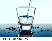 A glass of water macro shot. Стоковое фото, агентство Ingram Publishing / Фотобанк Лори