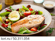 Salmon fish steak grilled, avocado and fresh vegetable salad with tomato, bell pepper and leafy vegetables. Стоковое фото, агентство Ingram Publishing / Фотобанк Лори
